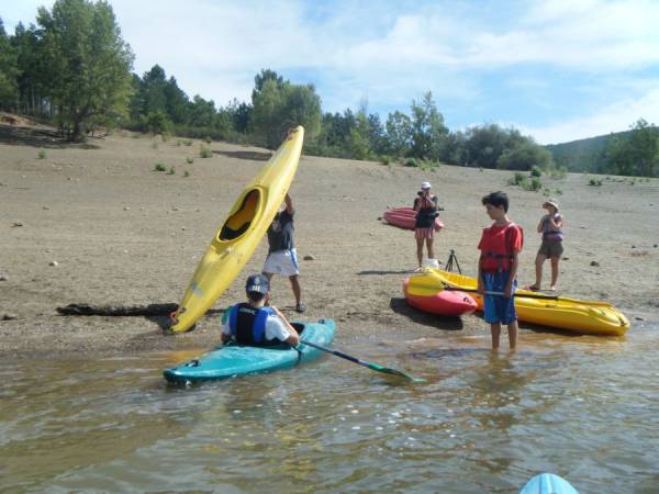 Kayaks en la playa del punto de partida en El Vado