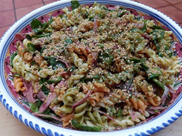 Ensalada de pasta con zumo de lima