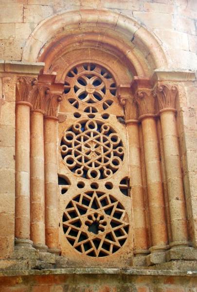 Celosías del Ábside de la Ermita de Santa Coloma en Albendiego