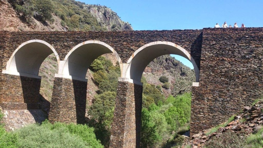 Puente sobre el río Jaramilla ("muralla china")