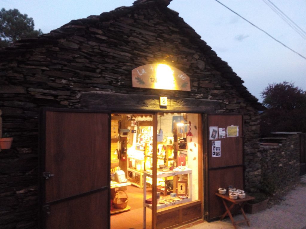tienda de artesanía en campillo de ranas