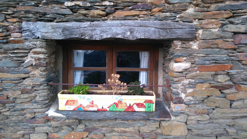 detalle construcción en pizarra en campillo de ranas
