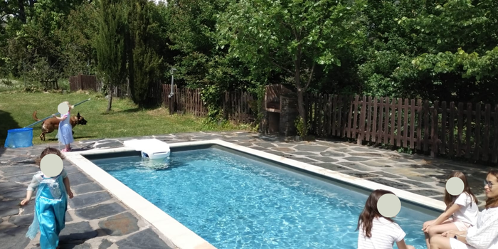 niños en piscina de casa rural la pizarra negra